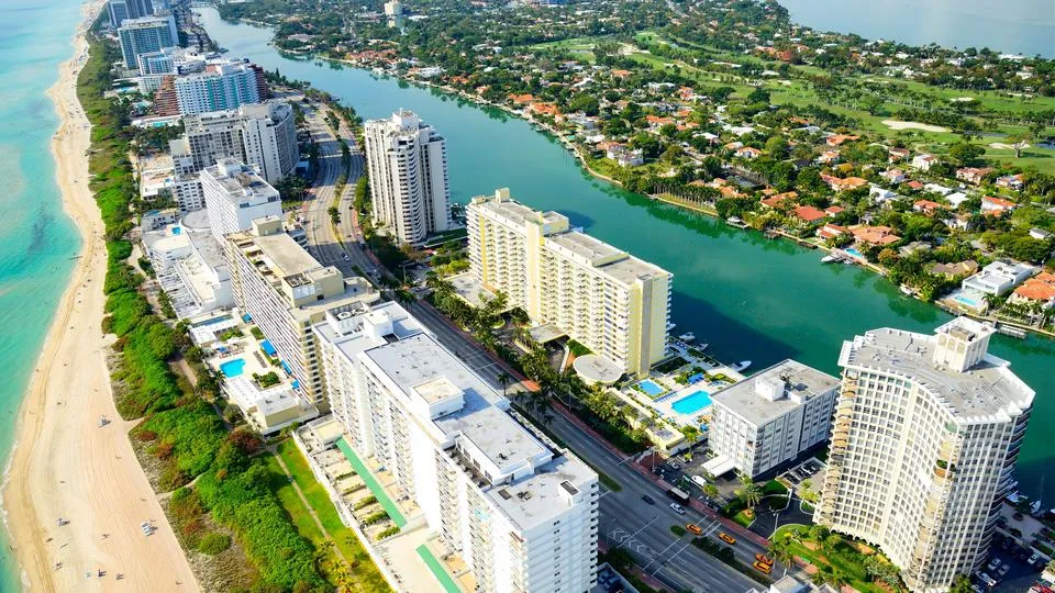 /img/4046-miami-beach-honeymoon-couple.webp