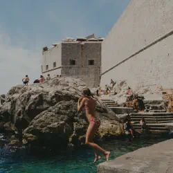 /img/4220-croatia-honeymoon-all-inclusive-couple-dinner.webp