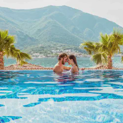 /img/4226-honeymoon-resort-exterior.webp