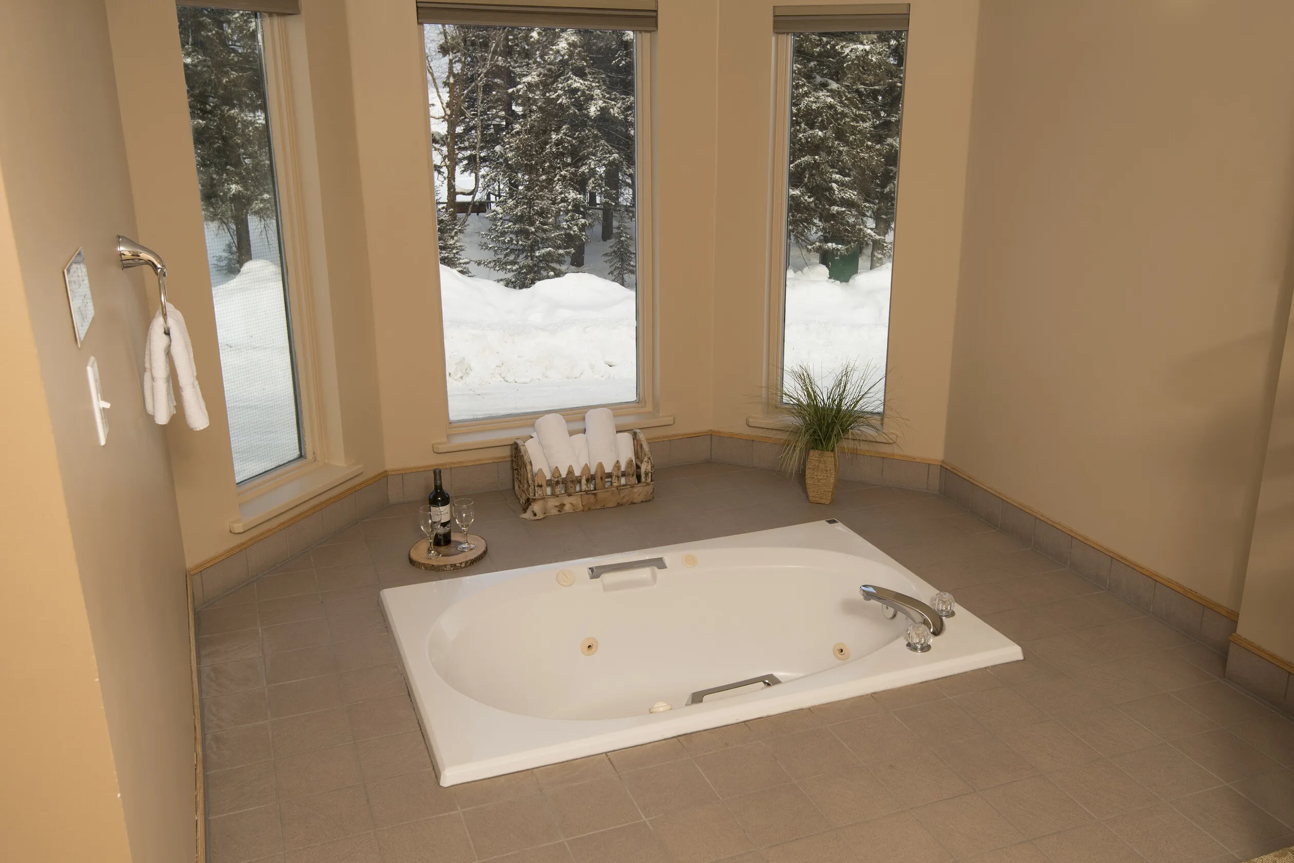4243 hotel amenities