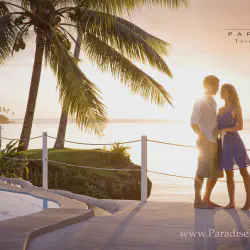 /img/4248-fiji-honeymoon-couple-beach.webp
