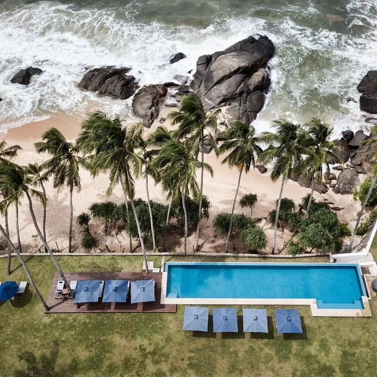 4251 couple sri lanka beach
