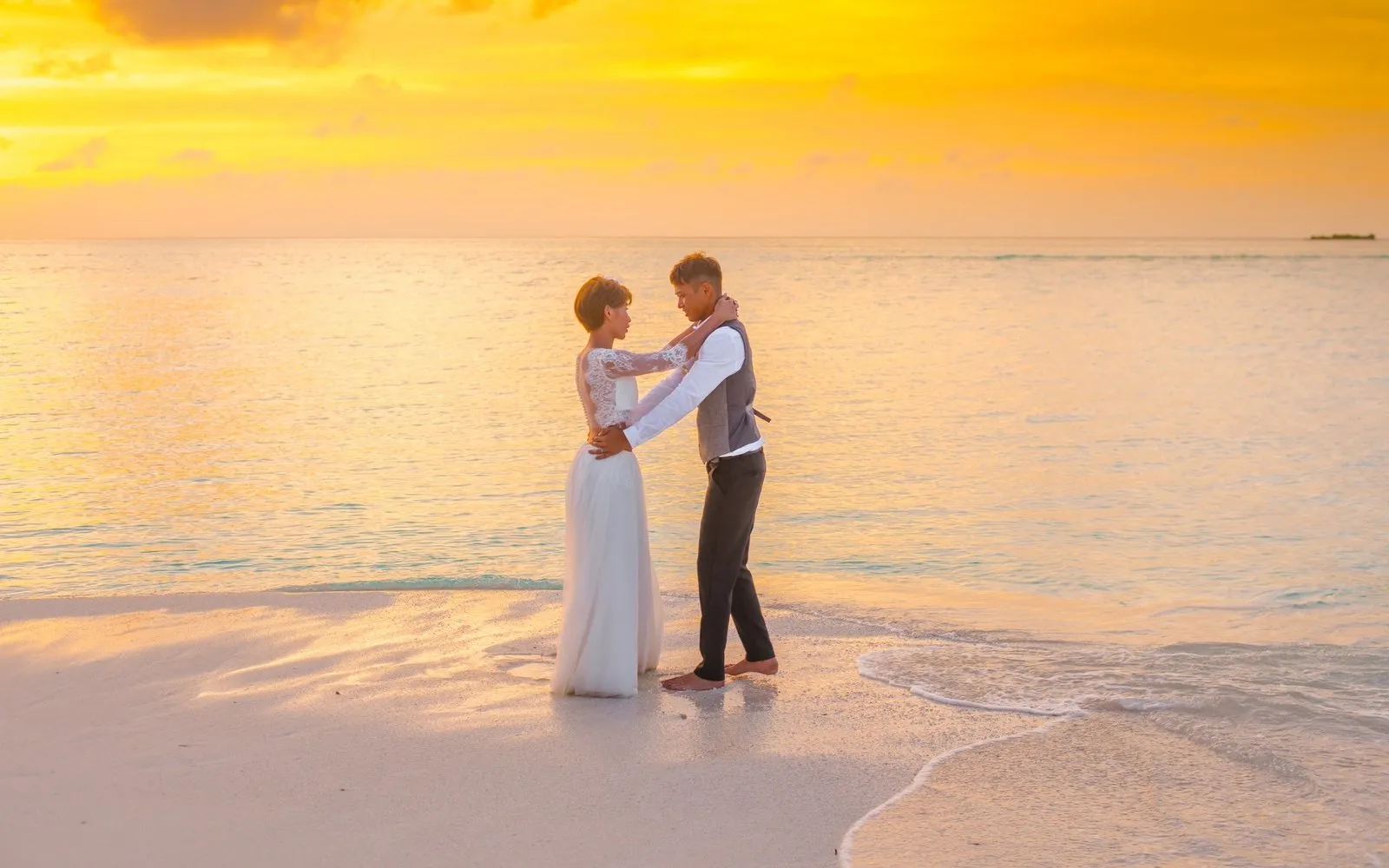 /img/4282-couple-traveling.webp