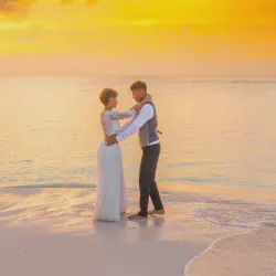 /img/4282-couple-traveling.webp