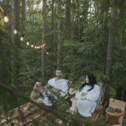 /img/4289-making-honeymoon-memories.webp