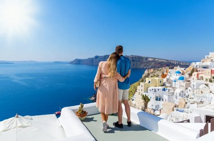 /img/4329-couple-greece-beach.webp
