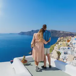 /img/4329-couple-greece-beach.webp