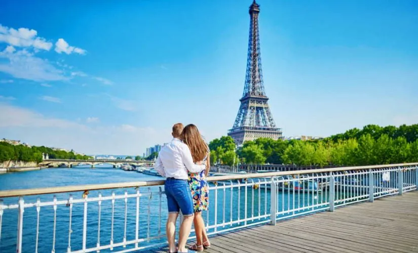 4329 couple in paris