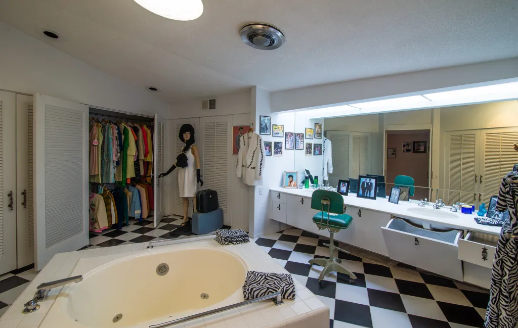 4353 elvis honeymoon house living room