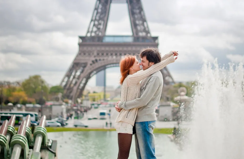 4374 honeymoon couple paris