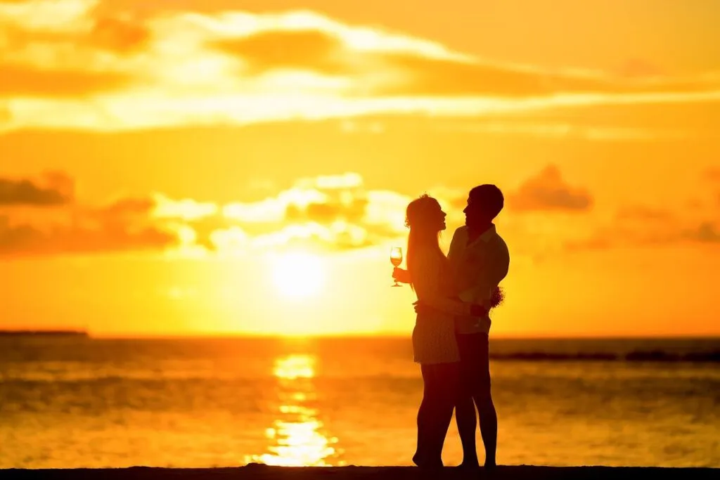 /img/4381-honeymoon-night-couple.webp