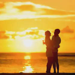 /img/4381-honeymoon-night-couple.webp