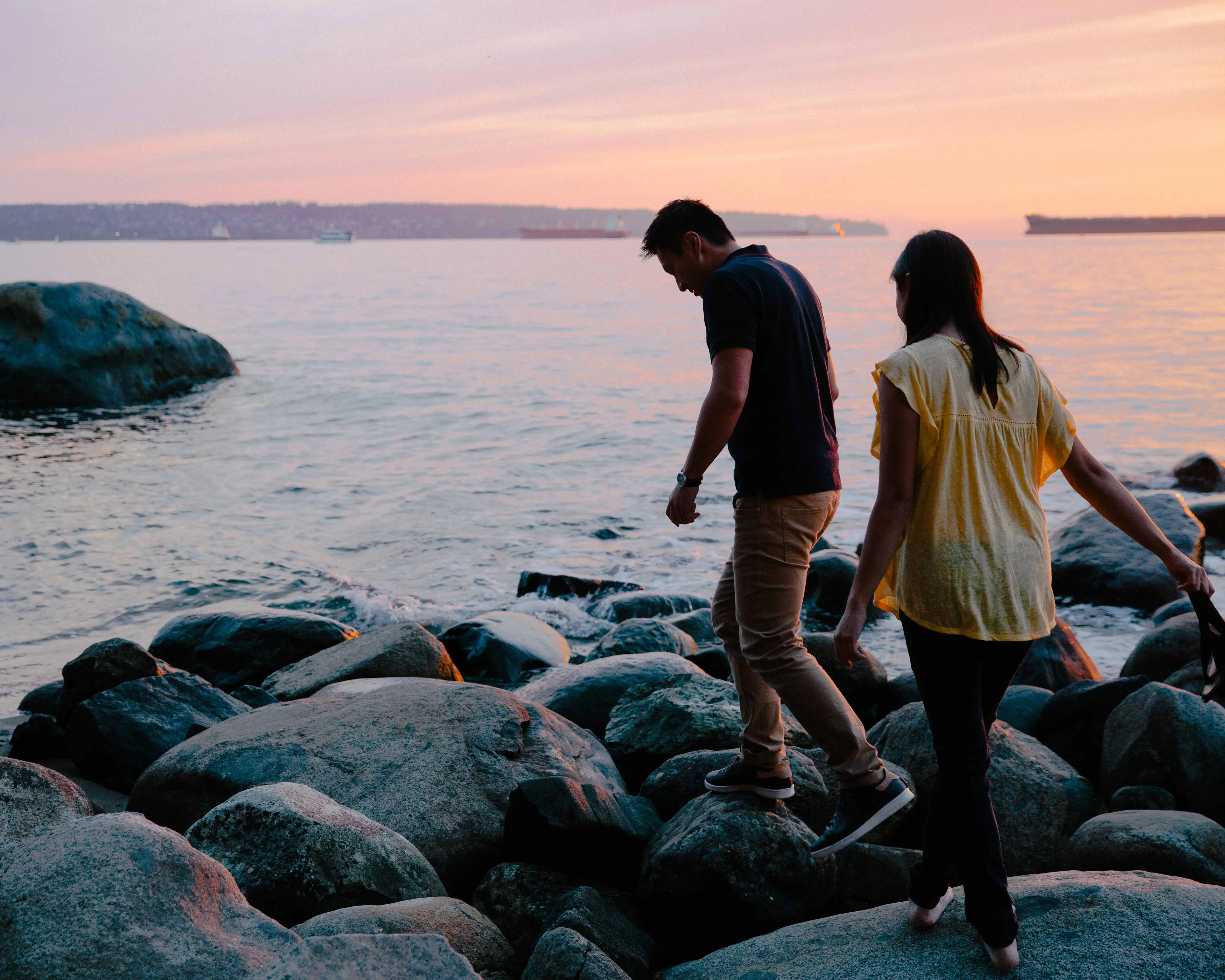 /img/4458-couple-canada-travel.webp